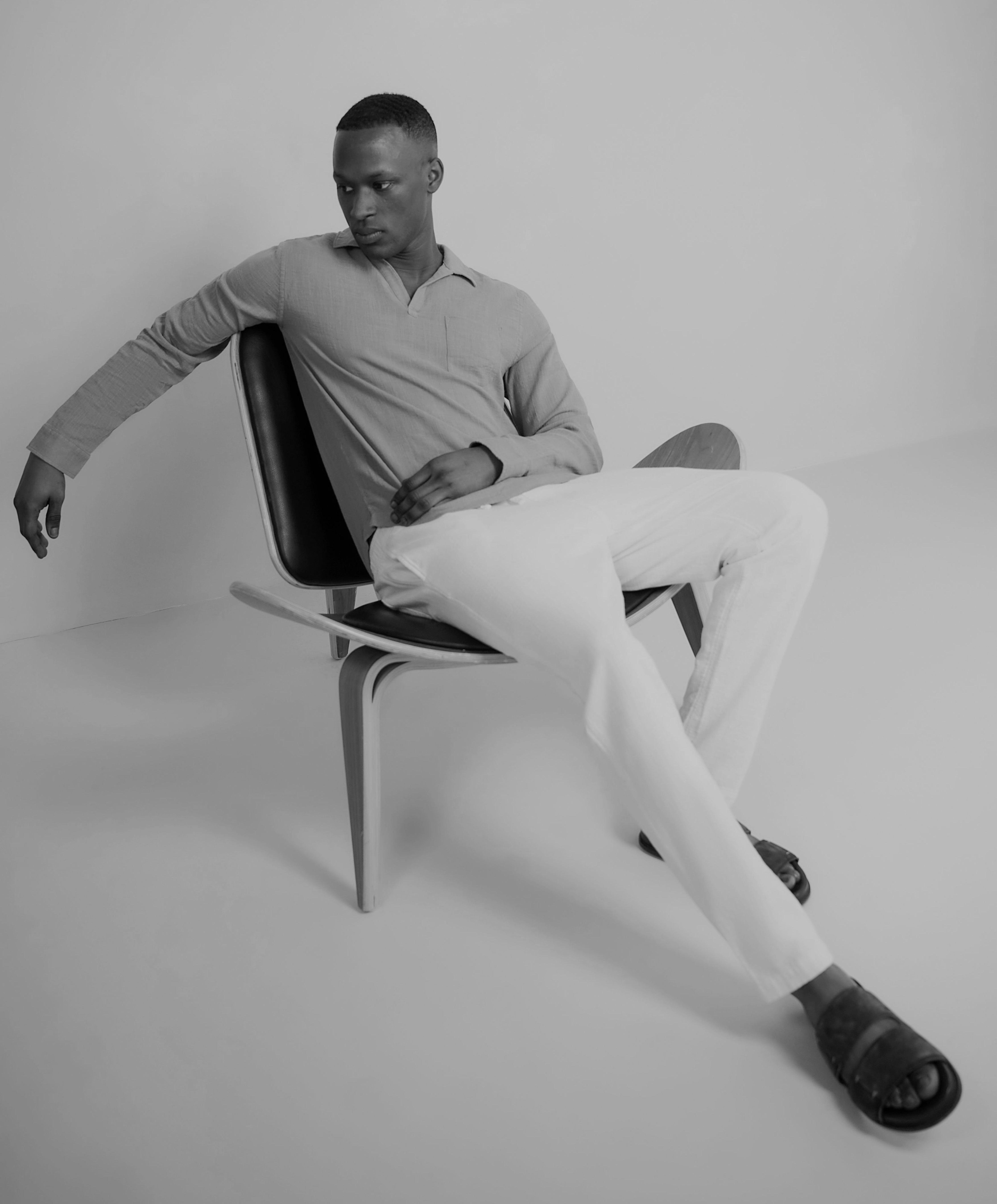 Onia. Person sitting on a chair in a black and white photo